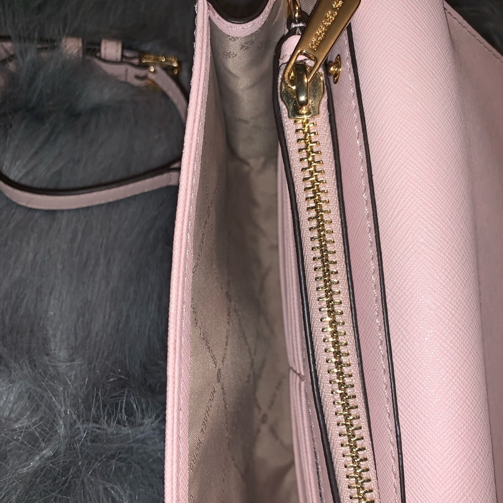 Cross body - Picture 2 of 3